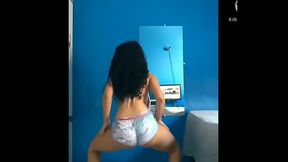 Morena cacheada rebolando