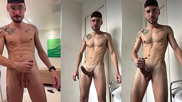 Amostrando como meu pau é lindo e bem duro