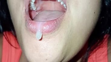 Mamada en primer plano !! Vas a sentir que te la están mamando a ti ! Fue un regalo del día del amor se traga la leche