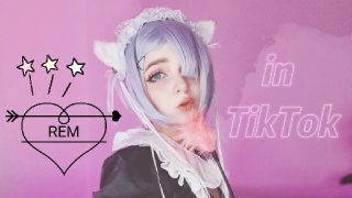 Gadis Cosplay Rem dengan Payudara Kecil Menyenangkan Dirinya dalam Filem Fetish