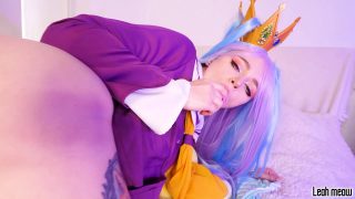 Cosplaymeisje verkleed als Shiro uit No Game No Life masturbeert