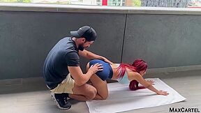 Pelirroja De Culo Gordo Consigue Un Nuevo Entrenador Personal