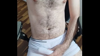 Peludo com mala pulsando dentro da cueca