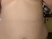 Teen streichelt ihre F-Cup-Titten und spritzt mit einem Zauberstab-Vibrator