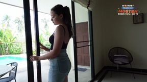 Hot Realtor Valeria Does Anything to Rent House