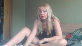 Beautiful MILF Masturbates with Her Dildo, Teaches How to Suck It and Fuck Her Pussy