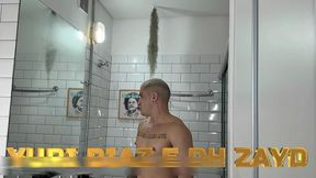macho marrento goza com rola gingante enfiada no cu.