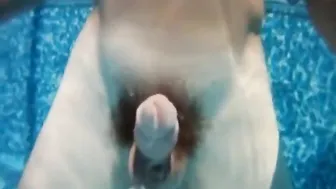 Amateur Solo Male Cums Underwater in Pool