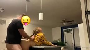 Asia Riggs es muy puta y la follan en la cocina