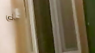 مصري يعرض حبيبته للغفلة بشدفه وشعرها