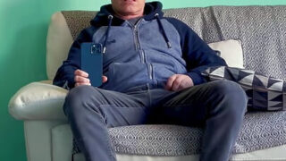 Des beaux gosses britanniques amateurs se masturbent avec d'énormes bites et jouissent à fond dans des scènes de sodomie gay torrides