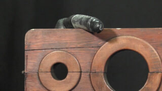 Klasszikus meleg pornó, ahol megkötözést végeznek: fiatal srácok mélytorokba dugnak hatalmas faszokat anális szex előtt