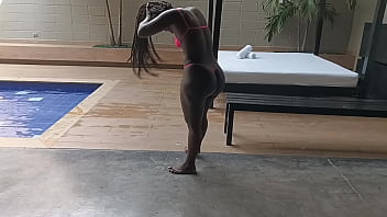 Un d&iacute_a de piscina con mi vecina culona