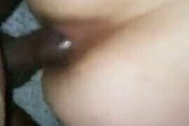 Une Américaine amatrice aux grosses fesses se fait défoncer le cul par un énorme BBC dans une vidéo amateur