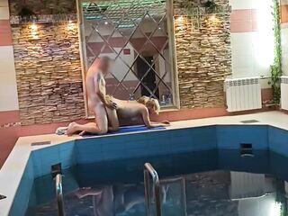 Трахаю блондинку в сауне