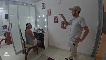 Padrastro cachondo de gran polla recibe una mamada fantástica de su hijastra cuando su madrastra no está en casa. HISTORIA COMPLETA
