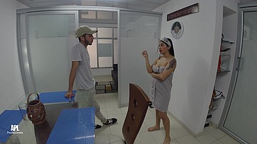 Padrastro cachondo de gran polla recibe una mamada fantástica de su hijastra cuando su madrastra no está en casa. HISTORIA COMPLETA