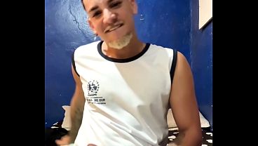 Novinho dotado batendo uma punheta e gozando muito depois da escola - Gifted man jerking off and cumming a lot after school -