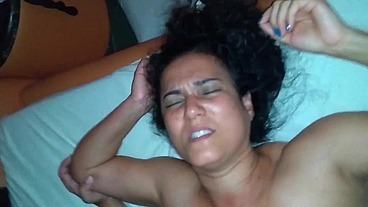 CORNO TRABALHANDO E DOIS COLEGAS COMENDO SUA ESPOSA - (LEGENDADO EM ESPANHOL)