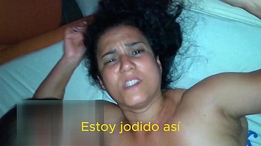 CORNO TRABALHANDO E DOIS COLEGAS COMENDO SUA ESPOSA - (LEGENDADO EM ESPANHOL)