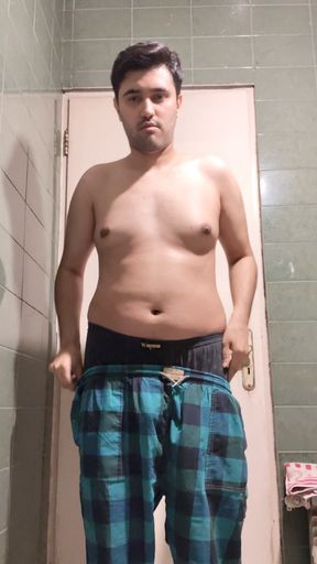 Iranian guy gets naked and jerks off