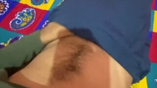 Büyük penisli Asyalı genç eşcinsel erkeklerin ev yapımı, ham ve sert porno videosunda anal seks yapıyorlar.