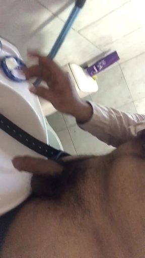 Lavando O Pau Na Pia.