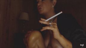 Robe topless Belle Smoking a Capri