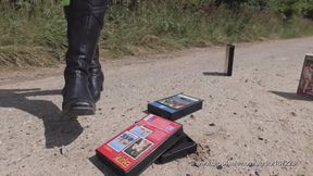 Wife destroys her husband's videos - Ehefrau zerstört Videos ihres Mannes