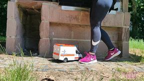 Sneaker-Girl Darleen - Crushing Toy-Ambulance