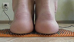 A RUG WITH SHARP NEEDLES PIERCES MY FEET AND BAREFOOT !MP4