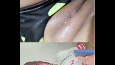 colombiana se masturba y se toca sus grandes tetas