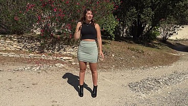 Subjuguée par l'énorme bite de notre lascar, Lexie prend carrément les choses en main !