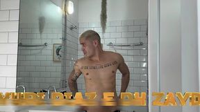 macho marrento goza com rola gingante enfiada no cu.