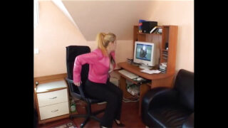 Büyük göğüslü, olgun MILF kadın önce anal yoldan sert bir şekilde ilişkiye giriyor, ardından penis emiyor ve son olarak misyoner pozisyonunda boşalıyor.