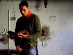 Espiando um macho latino amador se masturbando at o orgasmo