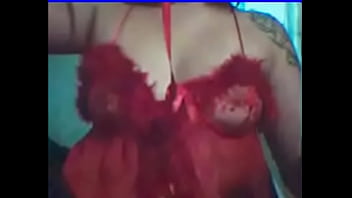 PornoProfessora Daniela safada se exibindo de vestidinho sexy vermelho apronta um strip mostrando o peitinho gostoso e o cuzao gostoso