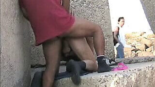 Foda, sexo ao ar livre, ao ar livre – caras amadores com pênis grandes dando o cu