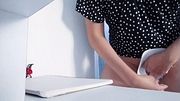 El doctor me pide una muestra de mi orina y me excito en su consultorio