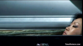 Trekant med sexy asiatiske Tera Patrick, Lucie Lee og Lucy Lee får rumpa sine knullet