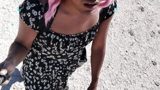 Pequeno – vídeo público solo de garota travesti gay se masturbando