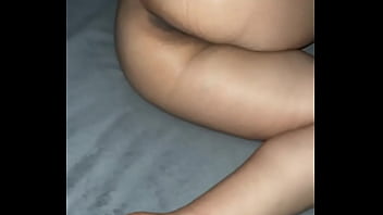 Usando esa panochita rica y deliciosa esa putita dando las nalgas