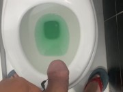 Me saco el pene para orinar