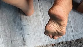 Milah invites you to worship her dirty feet and to fuck her divine soles