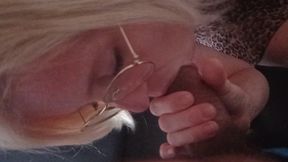 ma grosse cochonne me suce la bite comme une pute!!!!