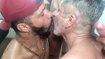 Resenha entre amigos e acabou em um surubao de machos fodendo gostosos