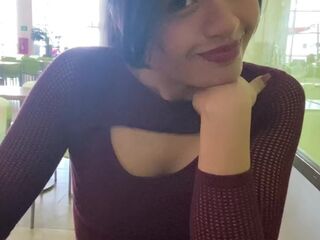 Jugamos con Lovense en el patio de comida