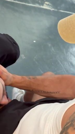 CITEBEUR.com - Bareback anal sex in a parking lot   Clip 1