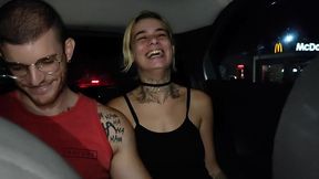 casal fode dentro do uber, e depois esposa paga o uber com boquete