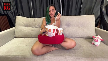 Estava vendo um filme e a novinha me provocando !